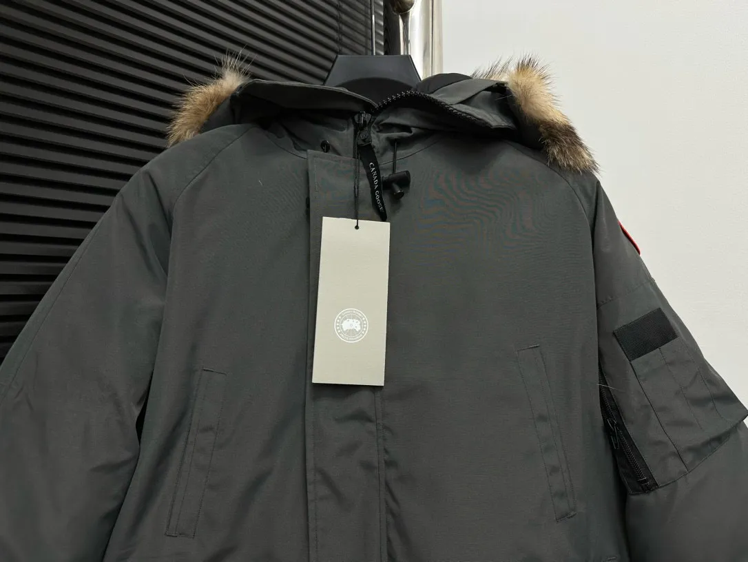 P780 [Canada goose] 01 Exdition Parka Down Jacket for Couples. Genuine original version. You need to compare with the genuine product at any time. All accessories are custom-made from the original factory. 💯The softness and hardness of the fabric is compared with the original one. It can be restored by kneading at will (fabric misunderstanding: fabrics with high hardness are not waterproof. Only those who buy the latest authentic version this year will notice the softness and comfort of the fabric) 💯The down is synchronized with the genuine white duck down, fluffy and not lumpy. Electronically controlled velvet filling machine 💯Customized zippers with genuine YKK military-grade copper core zipper pullers, high hardness and no jamming 💯The fur collar is purchased from Western Canada coyote skin original customization 💯All workmanship and wiring are controlled by workers with more than ten years of service. They must be horizontal and vertical, and are not crooked. The inner wiring density is more sophisticated. Feel free to compare 💯label, collar label, washed label, hangtag, zipper rope, pocket label Back label, collar velvet, Velcro fasteners, cuffs, all details are updated simultaneously with the original product. The best version, the most complete colors, battle all kinds of worldly goods, sizes: XS-XXL